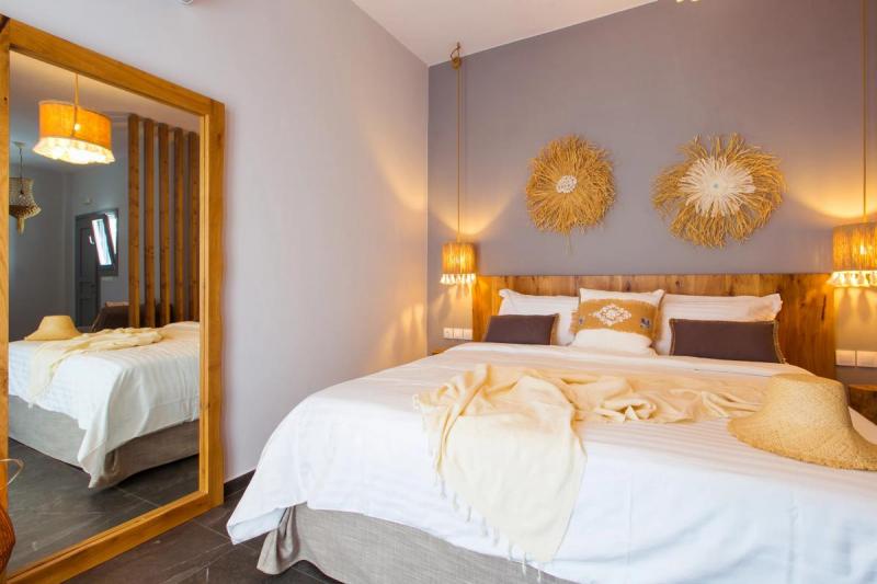 MeldeMar has supplied with mattress, bed and massif wood furniture Lefkes Hotel.