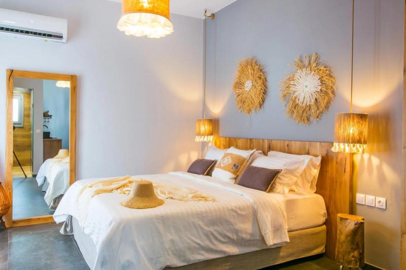 MeldeMar has supplied with mattress, bed and massif wood furniture Lefkes Hotel.